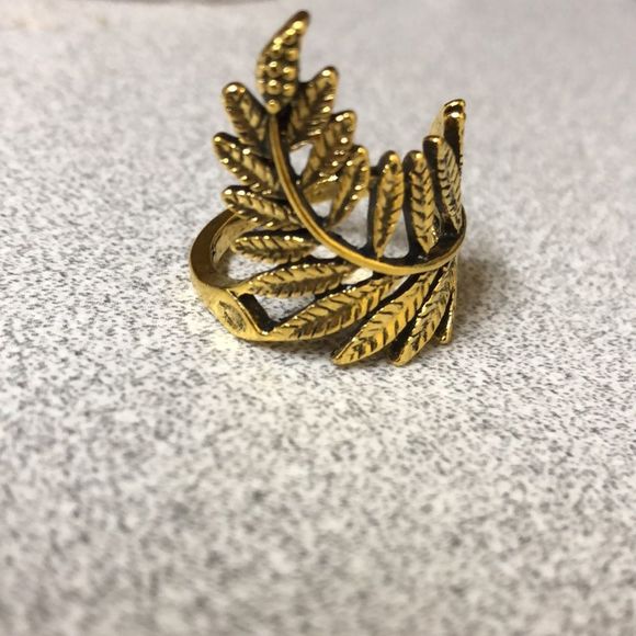 Golden alloy mistletoe vine leaf ring - Picture 1 of 5